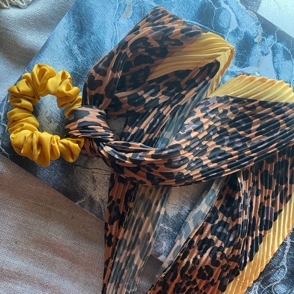 Cheetah Print Scrunchie🖤🧡🖤 - Picture 1 of 3